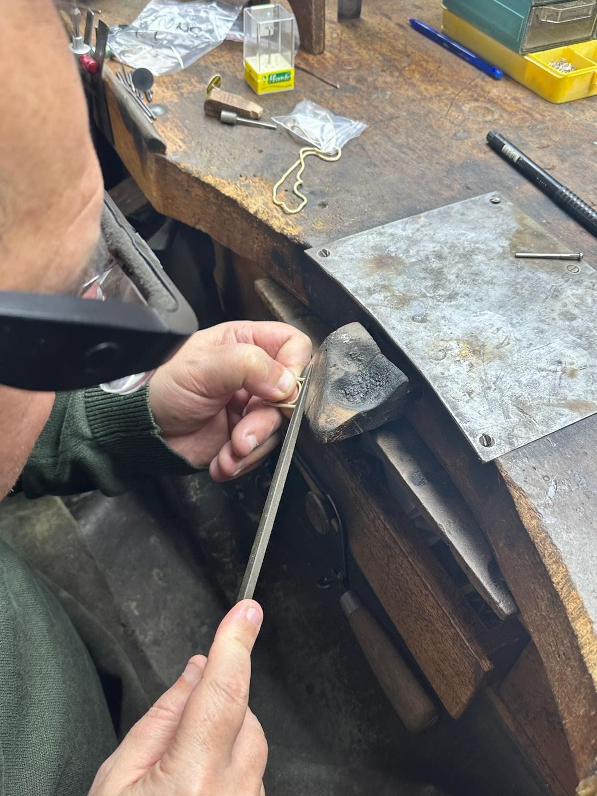 Goldschmied in unserer hauseigenen Werkstatt bei Juwelier Grio